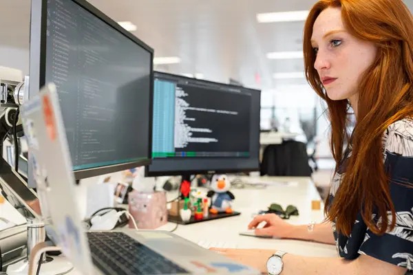 چگونه برنامه نویسی را شروع کنیم؟ راهنمای جامع برای مبتدیان